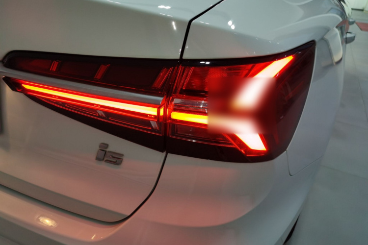 荣威i5 2021款 1.5L CVT铂金版车身外观9