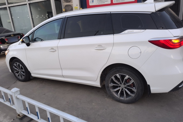 比亚迪 宋MAX 2019款 1.5T 自动智联睿逸天窗型 7座 国VI车身外观4