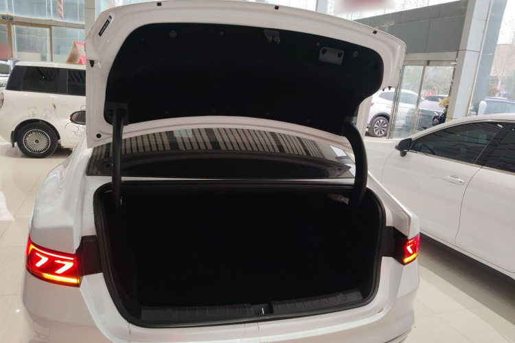 比亚迪 秦PLUS 2024款 荣耀版 DM-i 55KM领先型机舱底盘23