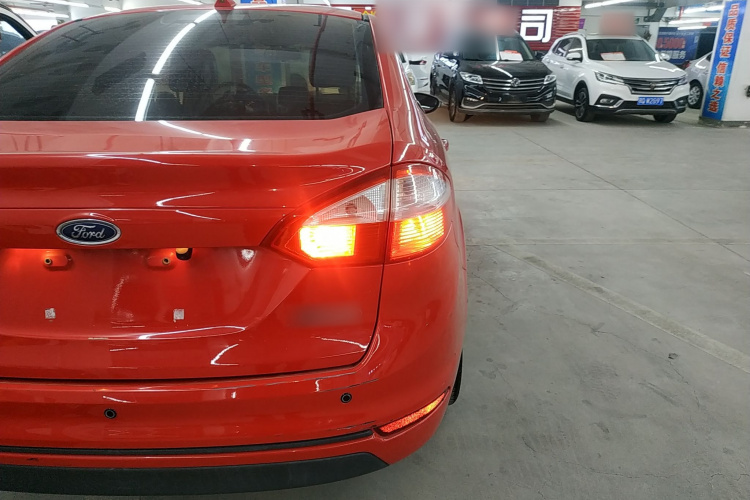 福特 嘉年华 2013款 三厢 1.5L 手动风尚型车身外观9