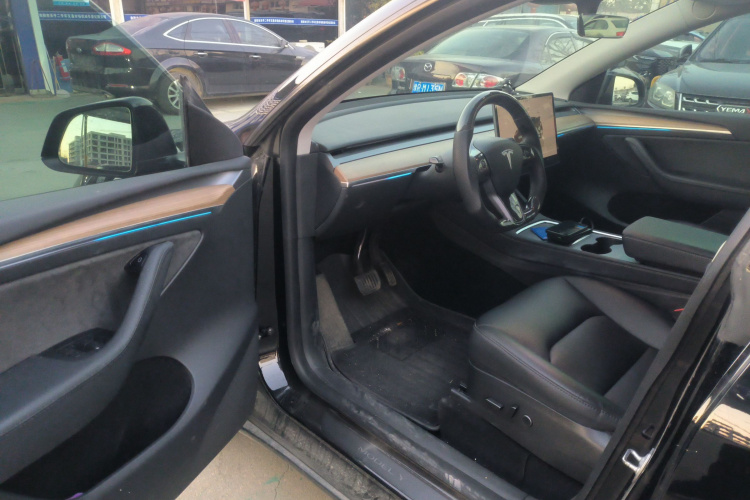 特斯拉 Model Y 2022款 长续航全轮驱动版中控内饰7003