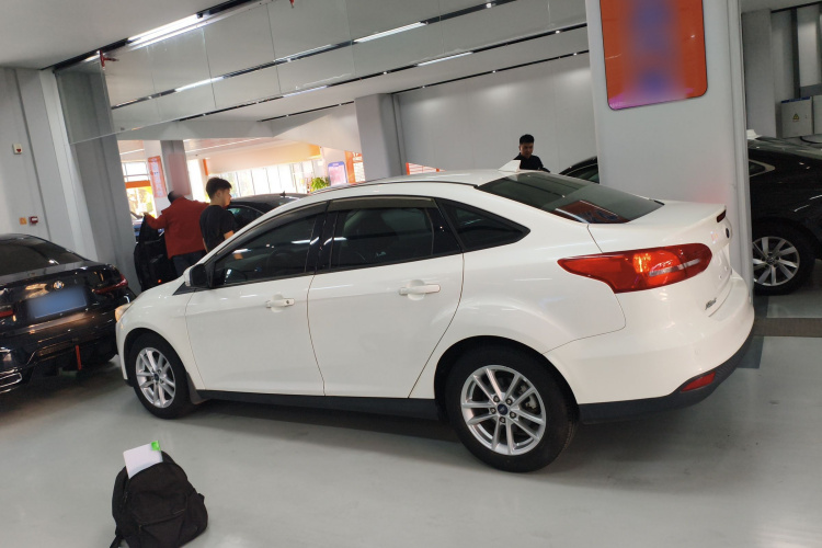 福特 福克斯 2018款 三厢经典 1.6L 自动风尚型智行版车身外观4