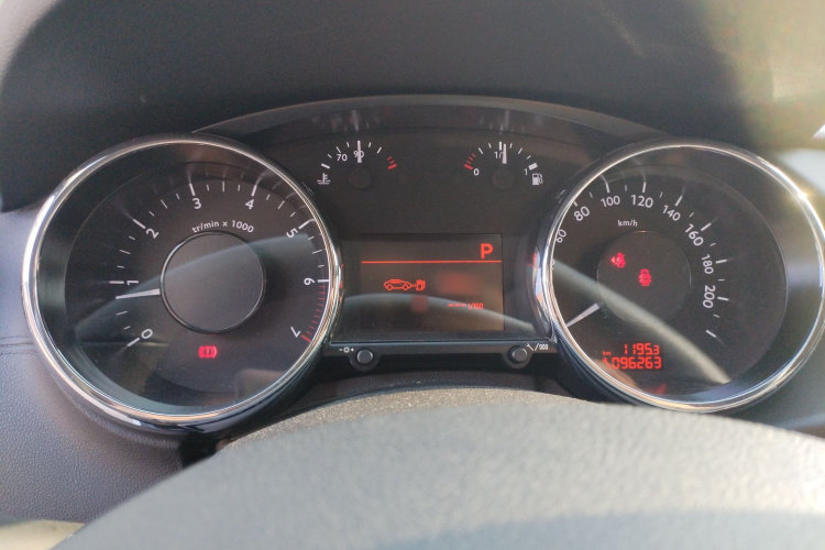 标致3008 2013款 2.0L 自动潮流版局部细节14