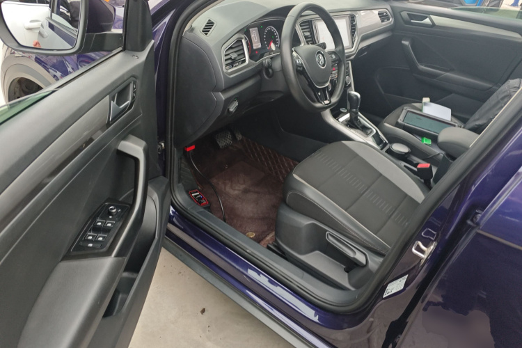 大众 T-ROC探歌 2018款 280TSI DSG两驱进取型 国V中控内饰20