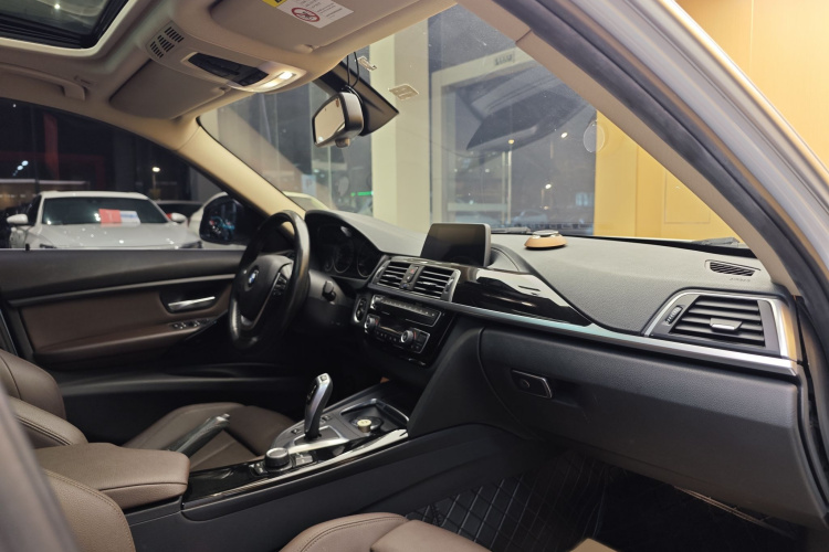 宝马3系 2018款 320Li 时尚型中控内饰7015