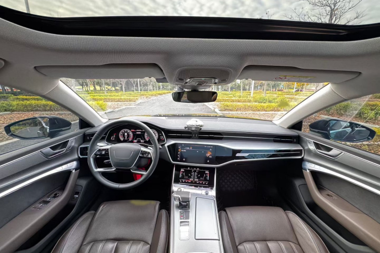 奥迪A7L 2022款 45 TFSI quattro S-line 见远型流晶套装中控内饰7004
