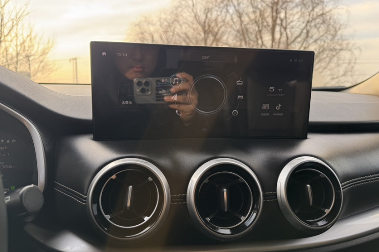 魏牌 VV6 2020款 2.0T 两驱智享+局部细节16