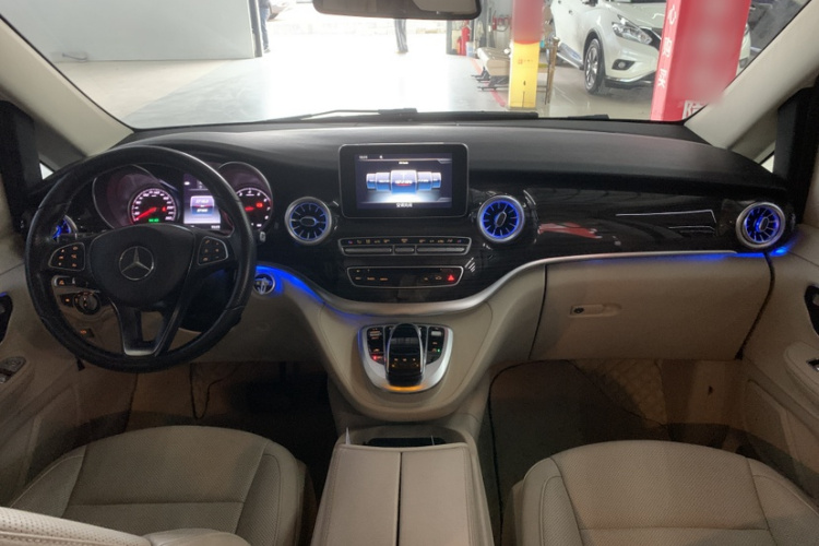 奔驰V级 2016款 V 260 领航版中控内饰7001