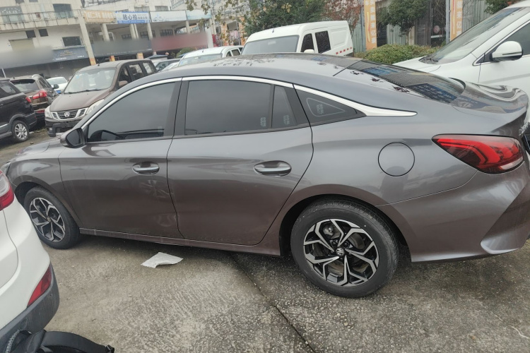 名爵 MG5 2023款 180DVVT 手动风尚版车身外观4