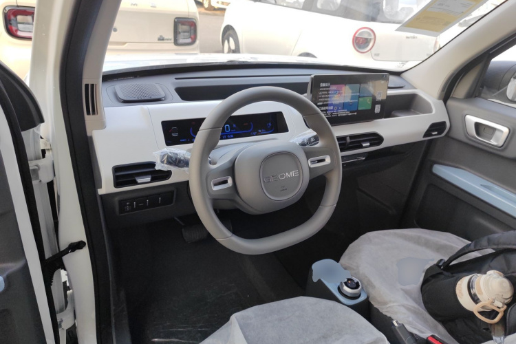 吉利银河 2024款 熊猫mini 200km 耐力熊中控内饰12