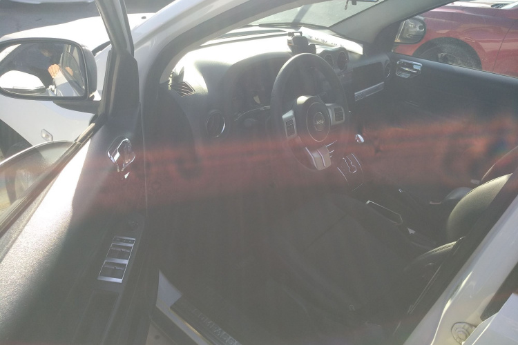 Jeep 指南者(进口) 2014款 2.0L 两驱运动版局部细节19