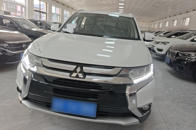 三菱 欧蓝德 2016款 2.4L 四驱精英版 5座车身外观2