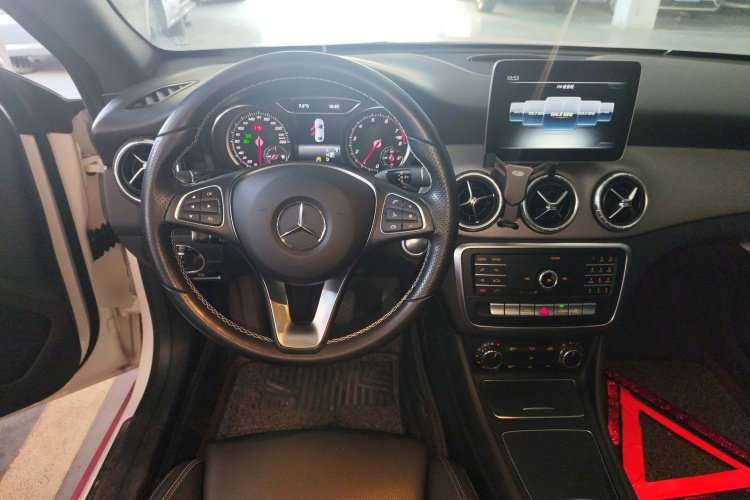 奔驰CLA 2018款 CLA 200 时尚型中控内饰13