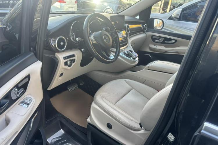 奔驰V级 2018款 V 260 L 尊贵加长版 国VI中控内饰7004