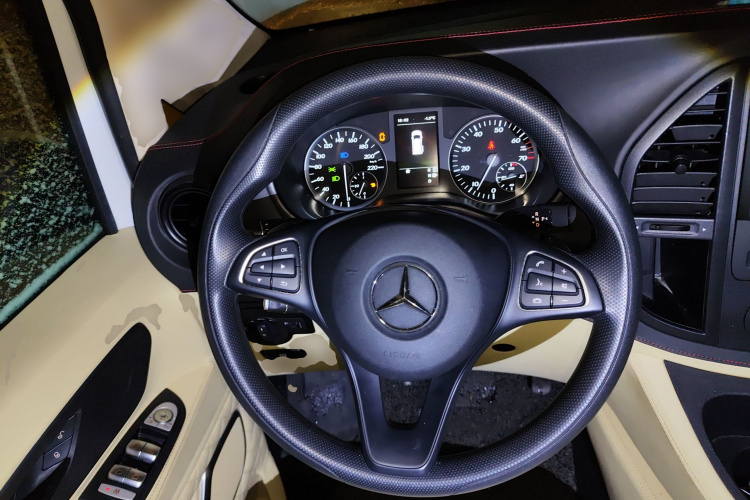 奔驰 威霆 2016款 2.0T 精英版中控内饰13