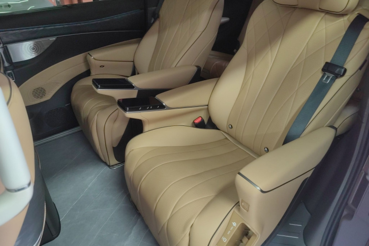 腾势D9 2024款 DM-i 980 四驱尊贵型中控内饰21