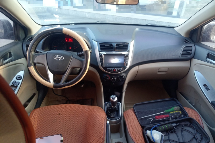 现代 瑞纳 2014款 1.4L 手动智能型GLS中控内饰12