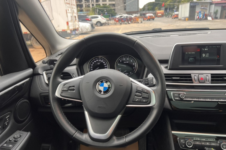 宝马2系旅行车 2018款 218i 尊享型运动套装局部细节13