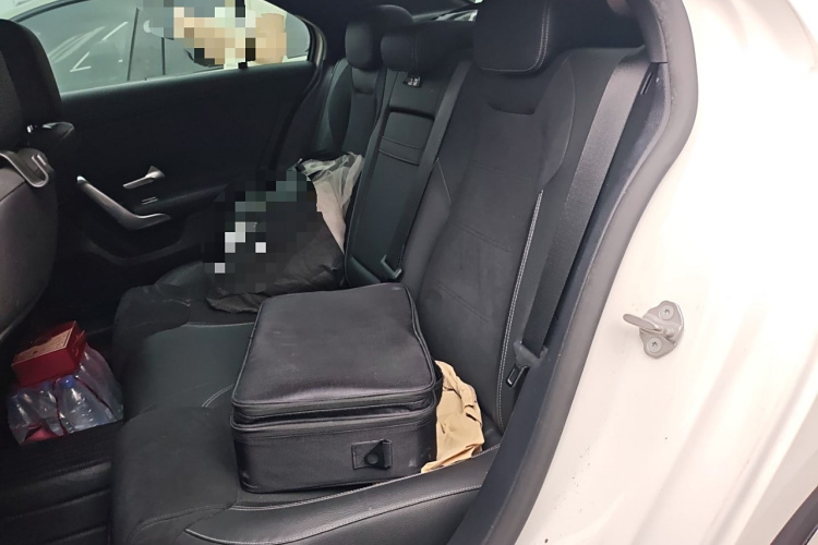 奔驰A级 2019款 A 180 L 运动轿车中控内饰7004