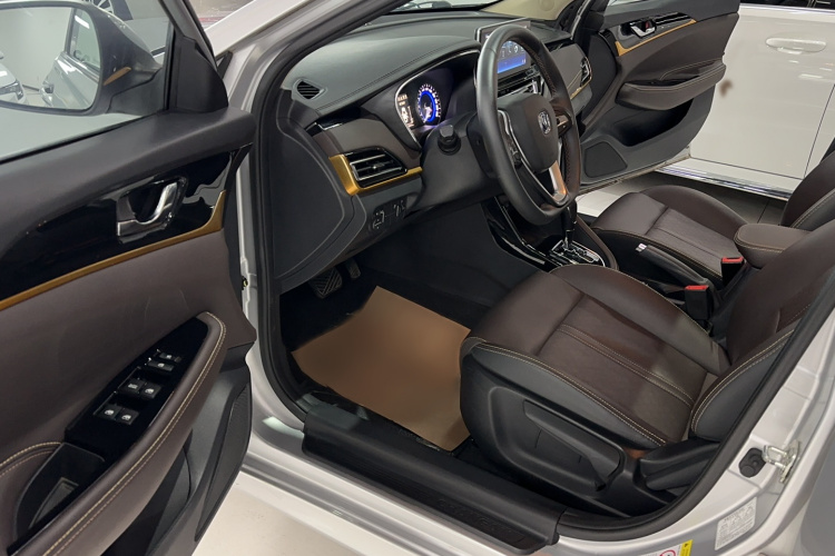 长安 逸动DT 2018款 1.6L 自动尊享型中控内饰7002