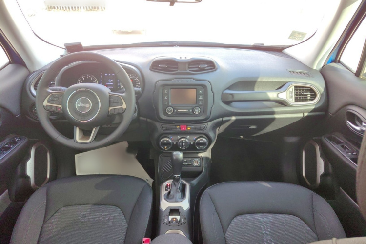 Jeep 自由侠 2017款  180T 自动劲能版中控内饰7003