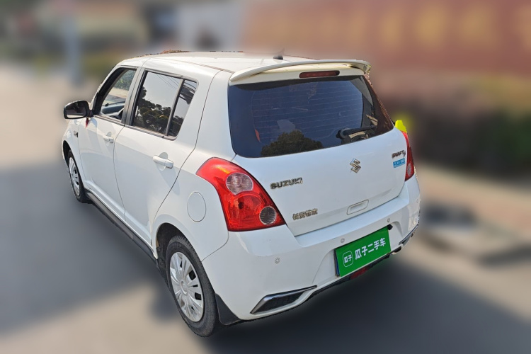 铃木 雨燕 2014款 1.5L 手动时尚型车身外观5