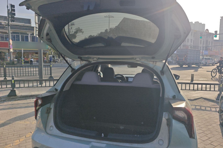 吉利几何E萤火虫 2022款 401KM 玲珑虎 4座机舱底盘23