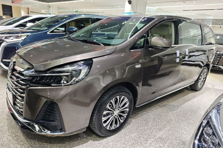 别克GL8 2023款 陆上公务舱 舒适型车身外观4