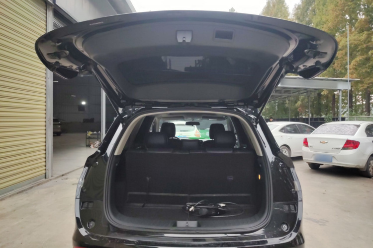 蓝电E5 2023款 1.5L DE-i 100KM畅享型 7座机舱底盘23