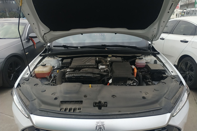 比亚迪 秦PLUS 2024款 荣耀版 DM-i 55KM领先型机舱底盘24