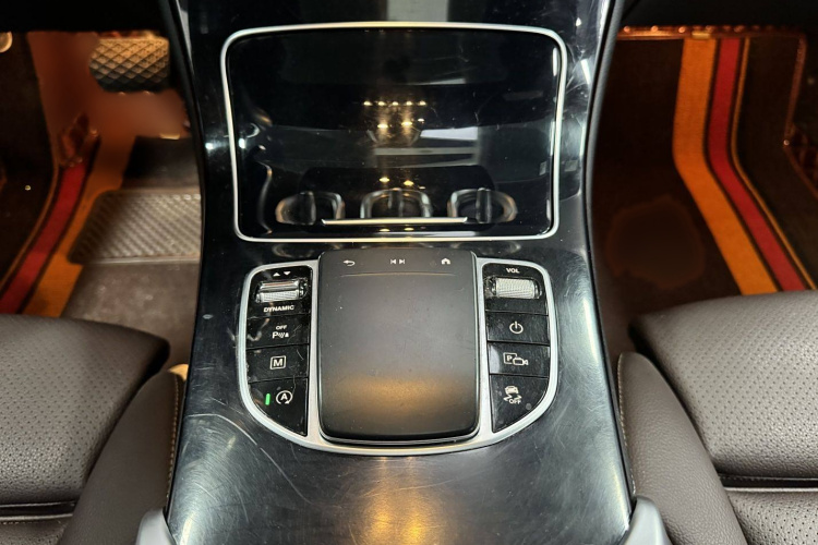 奔驰GLC 2020款 GLC 260 L 4MATIC 动感型中控内饰7006