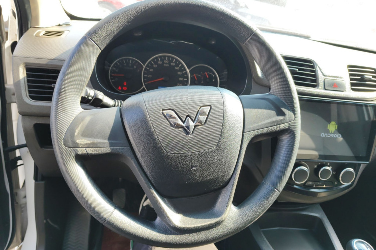 五菱汽车 五菱宏光 2016款 1.5L 改款S舒适型中控内饰13