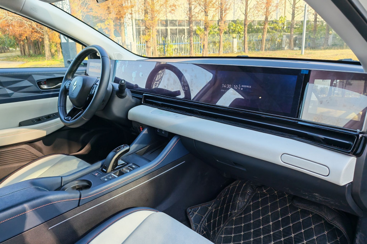 灵悉L 2025款 头号玩家版+超级加倍选装包中控内饰7004