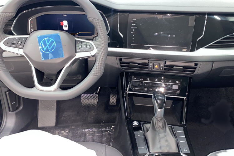 大众 帕萨特 2025款 出众款 330TSI 星空精英版中控内饰7003