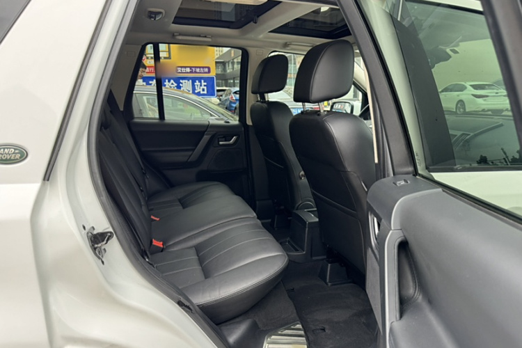 路虎 神行者2 2013款 2.2T SD4 SE柴油版中控内饰7009