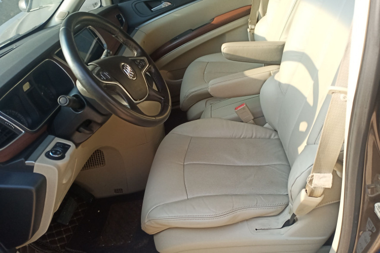 别克GL8 2014款 3.0L XT豪华商务旗舰版中控内饰19