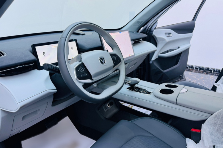 长安UNI-Z新能源 2024款 蓝鲸智电iDD 125km 领先型中控内饰7005