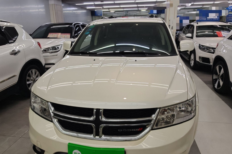 道奇 酷威  2.4L 两驱旅行版车身外观2