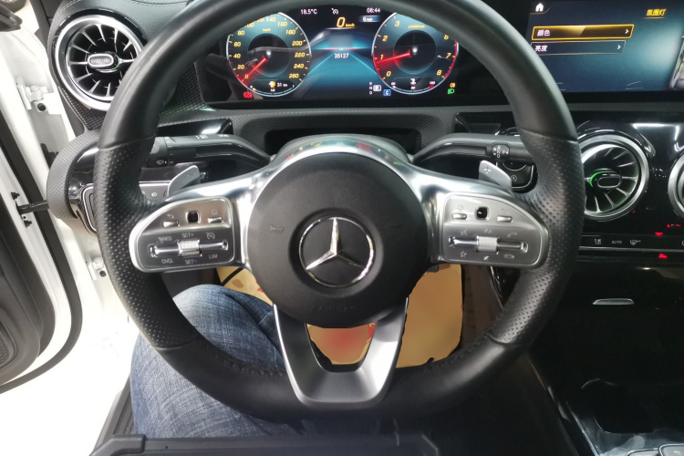 奔驰A级 2022款 改款 A 200 L 运动轿车时尚型中控内饰13