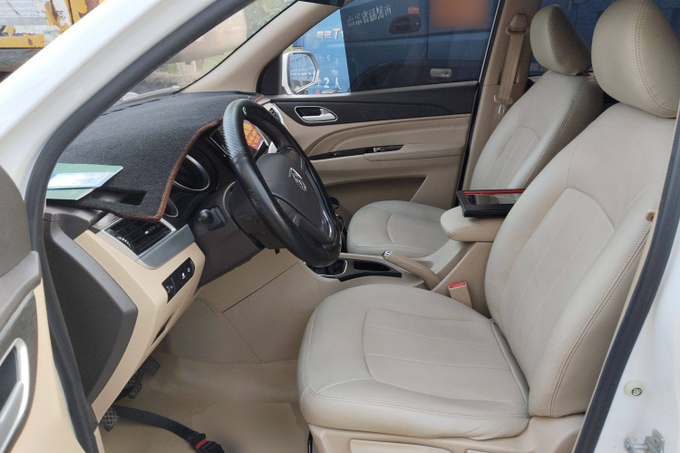 宝骏730 2019款 1.5L 手动超值型 7座 国VI中控内饰19