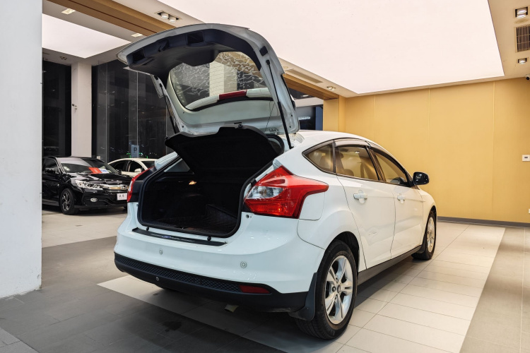 福特 福克斯 2015款 两厢 1.6L 自动风尚型车身外观6011