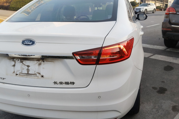 福特 福睿斯 2015款 1.5L 自动时尚型车身外观7