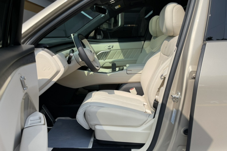 乐道L90 2025款 Ultra 六座版中控内饰7003