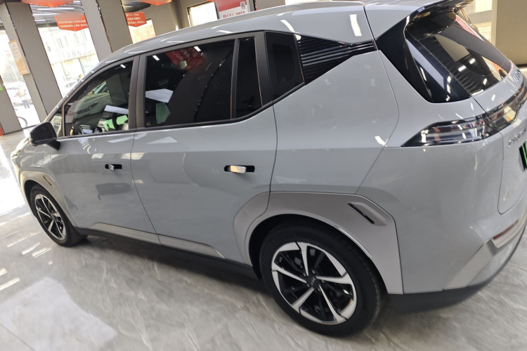 埃安 AION Y 2022款 Plus 70 智领版车身外观4