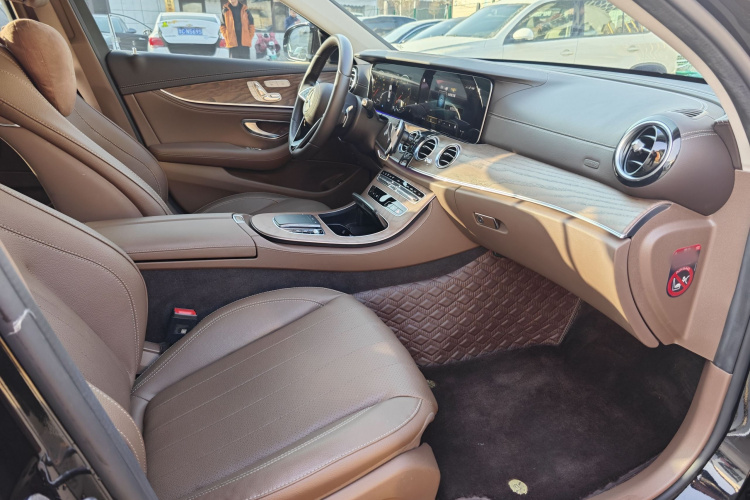 奔驰E级 2023款 改款 E 300 L 豪华型中控内饰7001