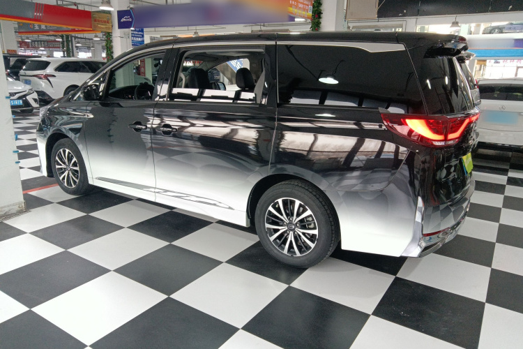 广汽传祺 传祺M8 2023款 领秀系列 390T 尊享版车身外观4