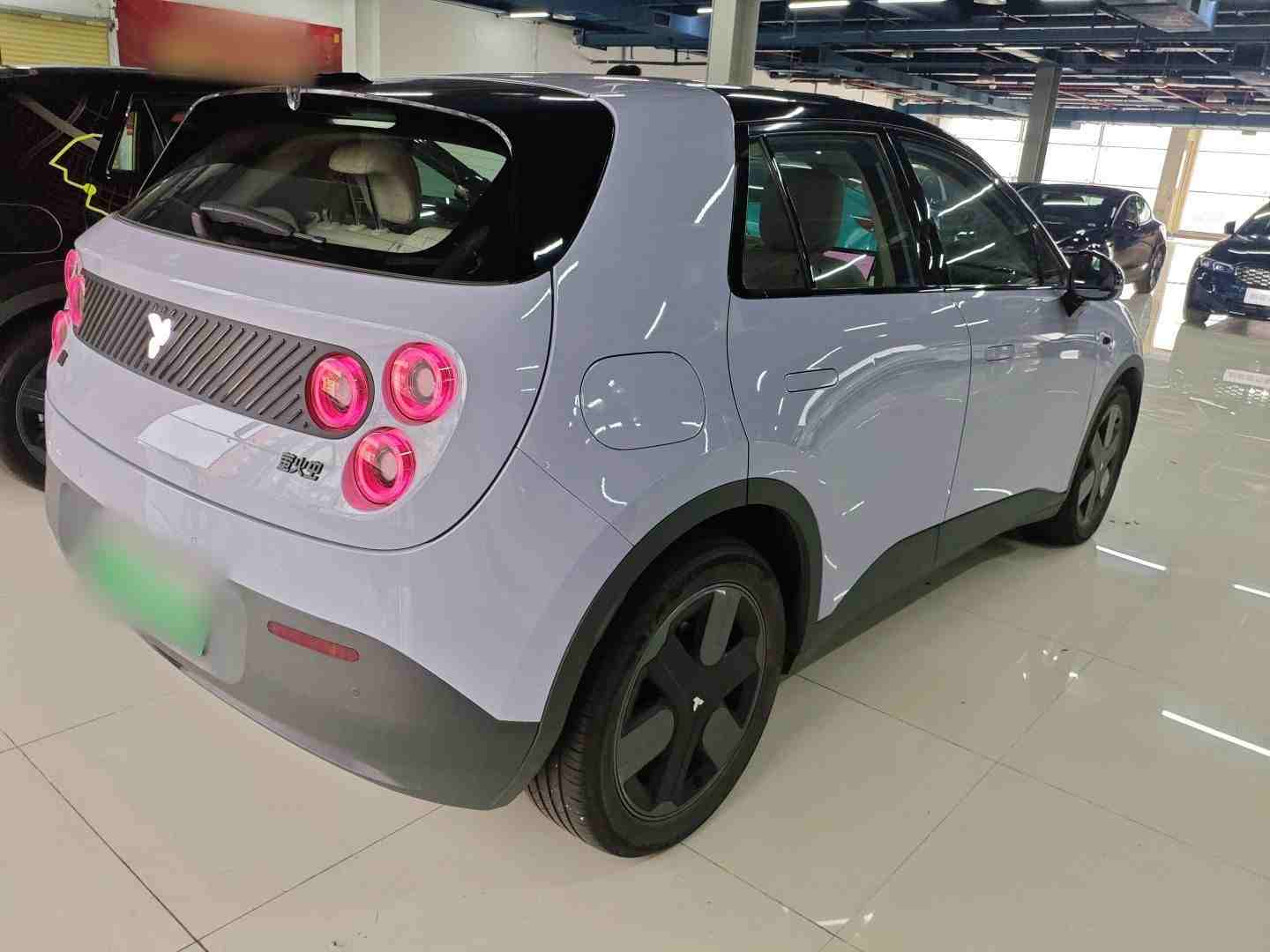 车辆右后45度外观展示