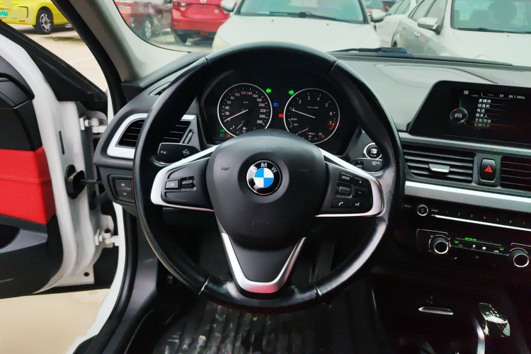 宝马1系 2017款 118i 时尚型中控内饰13