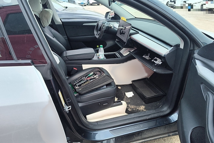 特斯拉 Model Y 2024款 后轮驱动版局部细节9005