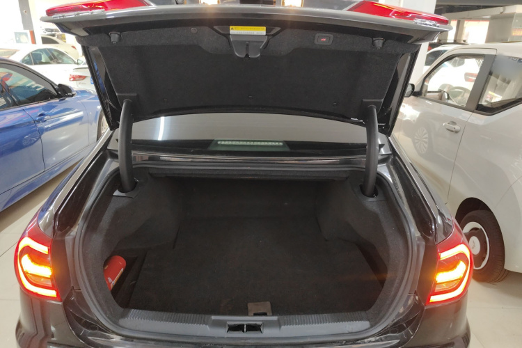 红旗H7 2018款 1.8T 舒适版机舱底盘23